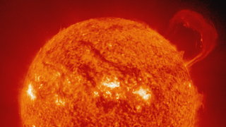 Scientists expect more than previously thought that solar activity will reach its peak next year  A new study finds that the sun may reach the peak of its current activity cycle in 2024, one year earlier than official predictions. But even after the Sun reaches its zenith, its wrath will continue to threaten the Earth for at least five years.  A team of scientists recently revealed improved and more accurate estimates of the strength and growth of the current solar cycle.   A 'plasma waterfall' that forms on the sun and can engulf eight planets The team's final predictions for the current cycle expect it to peak in late 2024, one year earlier than NASA and the National Oceanic and Atmospheric Administration had predicted.  The team believes that the cycle of activity will reach about 185 monthly sunspots during its maximum, and therefore will be somewhat milder than the team originally expected.  The current cycle, the 25th since records began in 1755, began in 2019. According to official forecasts, it was supposed to be very mild, peaking with about 115 monthly sunspots in 2025.  The solar cycle lasts about 11 years, ebb and flow of the sun's magnetic activity, which is manifested in the number of sunspots, flares and solar eruptions.  These cycles vary in intensity, with the weakest producing less than a hundred spots per month during maximum and the strongest peaking at around 300 sunspots.  Cycle 25 was followed by a very weak Cycle 24, and NASA and the National Oceanic and Atmospheric Administration thought it would also be weak. However, since Cycle 25 gained strong activity in 2022, it has steadily outperformed the official forecast in line with an alternative forecast released by a team led by NASA research scientist Robert Lemon and Scott McIntosh, deputy director of the US National Center for Atmospheric Research (NCAR), who based Even though prediction of the solar cycle is still somewhat primitive, and with only 25 cycles recorded, the amount of data available for computer modeling is limited.  Physicists succeed in generating small solar flares in the laboratory! Therefore, in their study, Lemon and McIntosh explore alternative methods for predicting the Sun's behavior based on the star's magnetic activity.  By analyzing historical records, they found that the strength of each subsequent cycle depended on when the previous cycle's magnetic field completely ended. This event, which the team has dubbed the terminator, does not happen at the minimum, but about two years later when the next solar cycle slowly wakes up.  "There is always an overlap between the old and the new," Lemon told Space.com. "If you measure the length of a cycle, not from minimum to minimum, but from interval to interval, you will see that there is a strong linear relationship between the length of one cycle and how strong the next cycle is." .  The original prediction made by Lemon and colleagues relied on anticipating the arrival of the Cycle-24 ending event in mid-2020, indicating a very strong Cycle-25.  However, cycle 24 ended up lingering for a year and a half, with its magnetic field finally disappearing completely in December 2021.  "When the glazing actually occurred, we changed the inputs and that gave us a somewhat more moderate prediction than we had originally expected," Lemon said.  The sunset events are part of what scientists call the Hale cycle, a 22-year cycle of magnetic activity that includes two 11-year solar cycles.  During the Hale cycle, magnetic waves of opposite polarity move from the sun's poles toward the equator, where they meet and cancel each other out. When these magnetic field lines are about halfway through their journey, the sun's magnetic field flips, which corresponds to the approximate time of the sun's maximum.  Revealing the Sun's fiery surface in a staggering combination of 90,000 images The Hale cycle is complete when the magnetic field returns to its original state after two solar cycles. Ghassing, which is the cancellation of magnetic waves at the equator, can be observed in historical records of sunspot generation as the complete disappearance of sunspots in the equatorial region of a star.  Based on their calculations, Lemon and his colleagues expect the sun's magnetic field to flip in the middle of 2024, with the solar maximum for the current solar cycle reaching a few months later.  For us on Earth, that means we're likely heading into a period of more frequent and intense aurora displays, but also more intense space weather events that could create problems in Earth's orbit.  Aurora borealis are produced from interactions between material flowing from the Sun and the Earth's magnetic field. However, the similar reactions that produce this stunning natural light show the thickness of Earth's remaining atmosphere at high altitudes as satellites orbit.  This leads to increased drag that can cause satellites to fall out of orbit, among other problems. As an example, in February 2022, SpaceX lost a batch of 40 new Starlink satellites after launching in what forecasters deemed to be just a mild solar storm.  Lemon noted: “Because Cycle 25 is strange, we might expect the most impactful events to occur after reaching the maximum, in 2025 and 2026. This is because the poles of the sun turn every 11 years. The poles of the sun are in the same direction compared to the poles of the Earth so that it then causes a maximum damage."  Lemon added that the largest solar storms in the current cycle are likely to occur after maximum.  "We need to be vigilant for another five years," he said.  The team's latest predictions have been published in the journal Frontiers in Astronomy and Space Sciences.