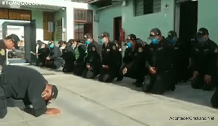 Policías peruanos orando contra el coronavirus