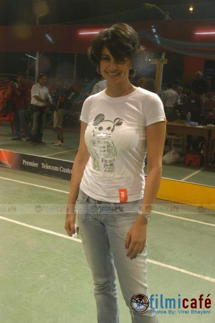 gul panag showing her big boobs