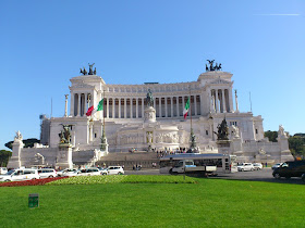 Edifício construído em homenagem à unificação da Itália e em honra a Vítor Emanuel II, considerado o pai da Pátria