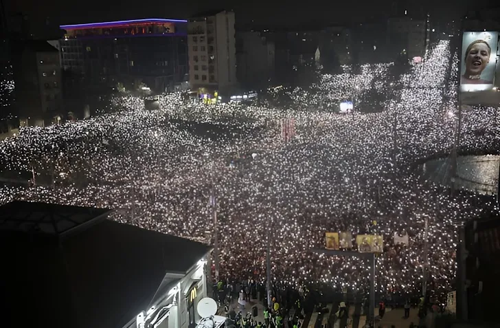 Συγκινητικές στιγμές σε διαδήλωση του Βελιγραδίου: Τα ΜΑΤ χαιρέτησαν τους φοιτητές, οι πολίτες απάντησαν «Μπράβο παιδιά!»