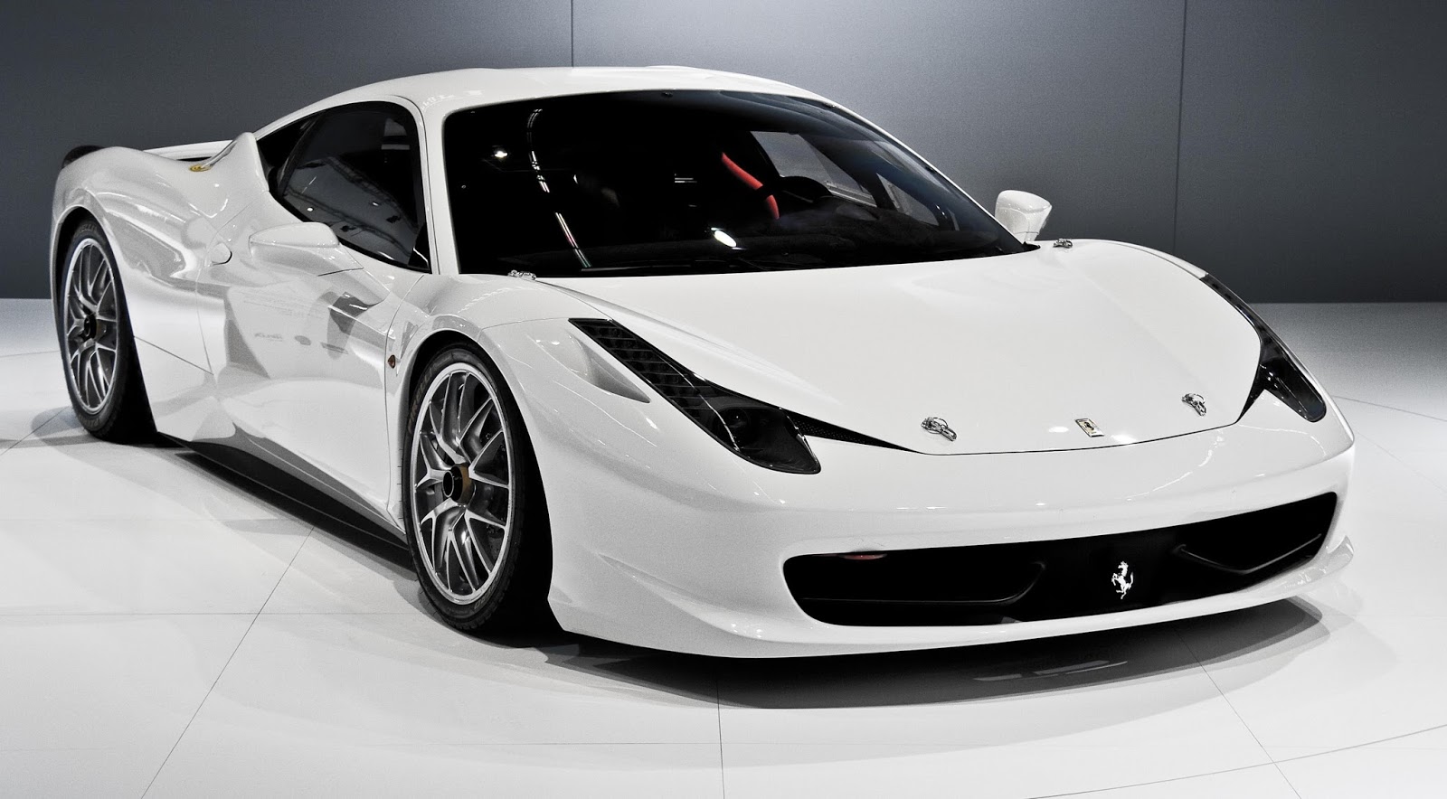 Gambar Mobil Ferrari Warna Putih