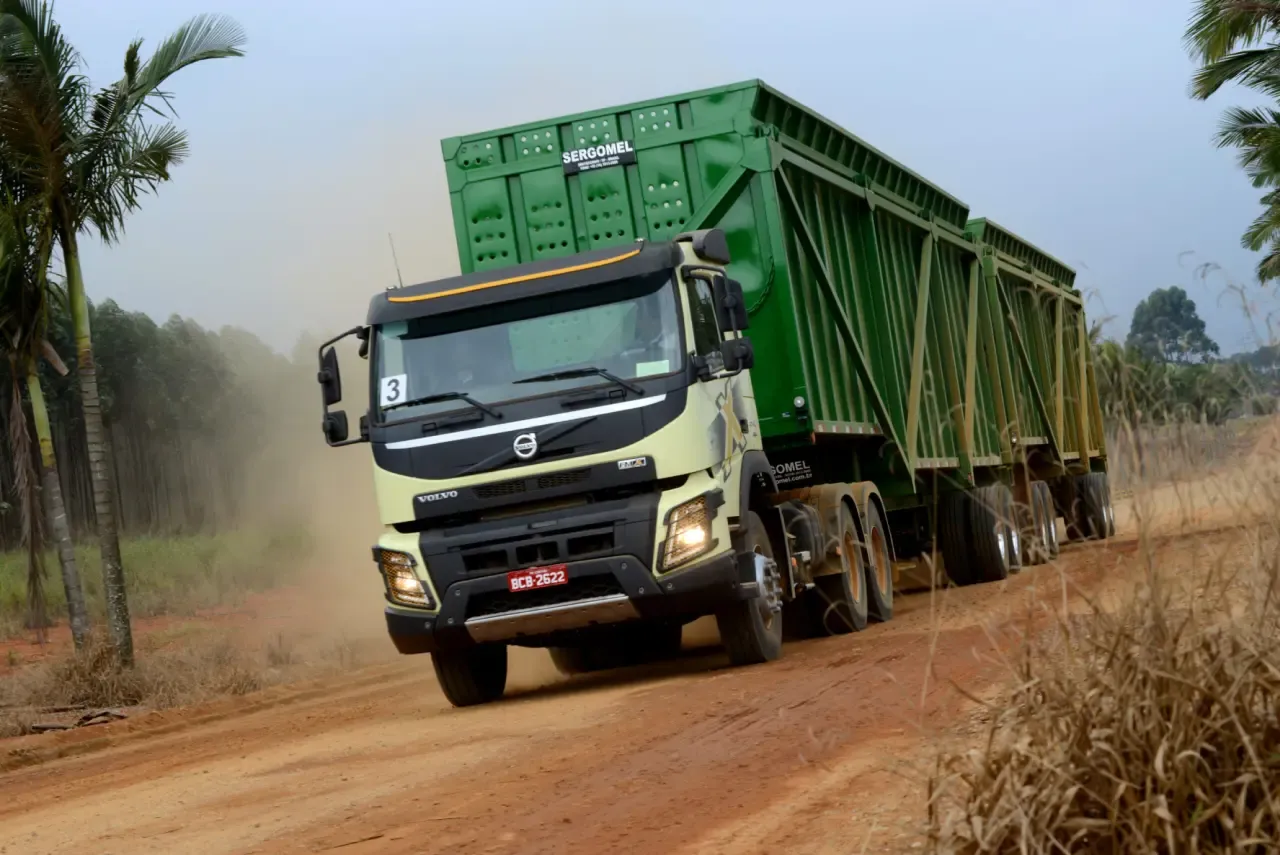 Caminhão Volvo FMX em uma estrada de terra