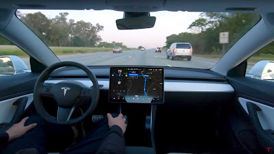 فيديو لسيارة تيسﻻ ذاتية القيادة يثير الكثير من الحدل