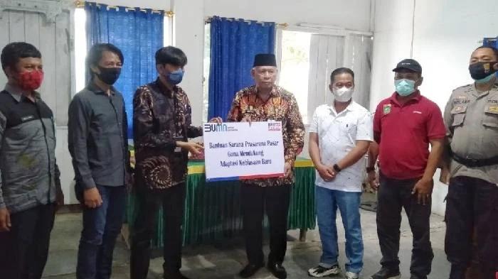 Wabup Ready Kambo mengapresiasi bantuan yang diberikan Bank BRI berupa sarana penunjang adaptasi kebiasaan baru di tengah pandemi. "Semoga bantuan ini dapat meningkatkan kesadaran warga," ujarnya, Jumat (15/1/21) di pasar harian.