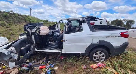 Acidente grave mata duas pessoas e deixa outras três feridas em rodovia da Bahia