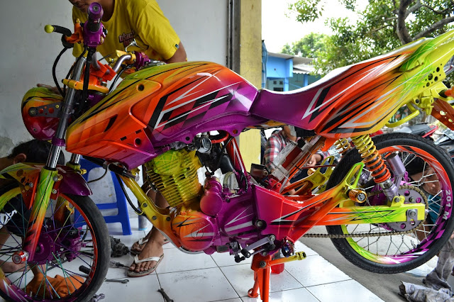 Foto Modifikasi Honda Tiger model gaya airbrush ini tidak menonjolkan aksesoris tapi lebih menonjol pada bagian pewarnaan body motor bagian velg jari-jari dan pada bagian shockbreaker lalu pada bagian knalpot menggunakan knalpot satria fu 150.