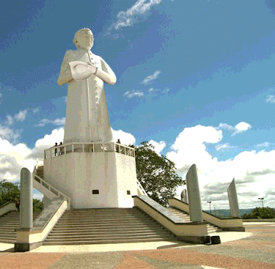Imagem de Padre Cícero com "calor e se abanando" vira meme nas redes sociais