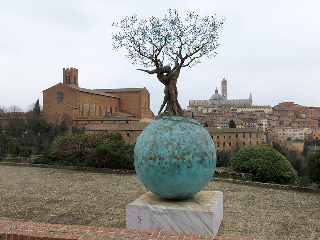 L'amore salva il mondo (Love Saves the World) by Andrea Roggi, Belvedere di San Prospero, Siena