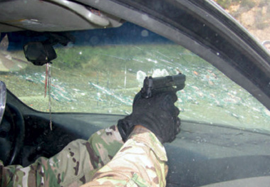 Fragmentos de vidrio dispersos en el aire. Utiliza siempre guantes, manga larga y algún otro equipo de protección.