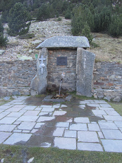 Olla de Núria-Puigmal-Pic de Segre-Pic Finestrelles-Pic d'Eina-Pic Noufonts-Pic Noucreus, font de Sant Gil al Santuari de Núria