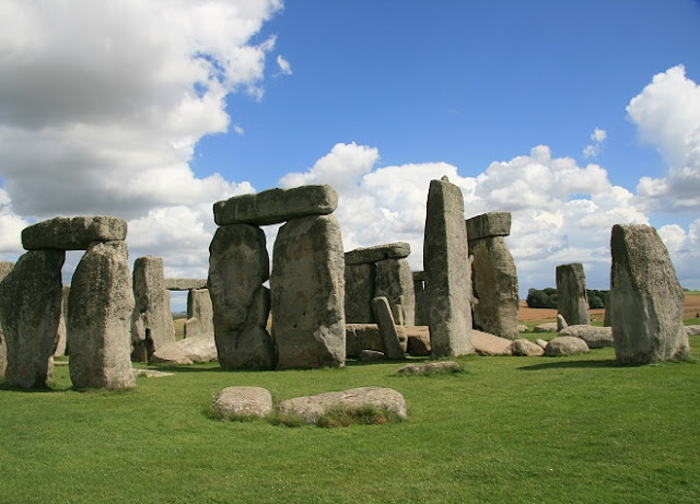 Stonehenge Stone Circle - www.visit-stonehenge.com