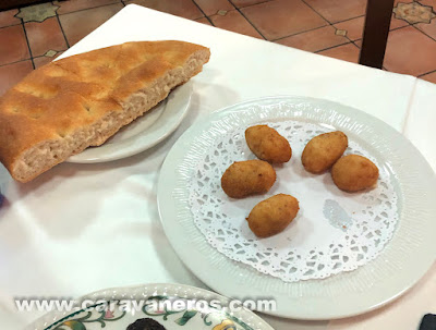 Croquetas y pan de hogaza. Mesón el Pastor Aranda de Duero | Caravaneros.com