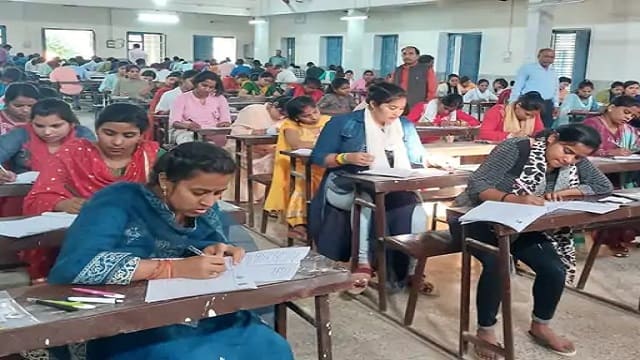 ghazipur-news-purvanchal-universitys-bsc-and-bed-examinations-were-going-on