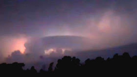 "Oggetto circolare" gigantesco catturato durante una tempesta, guarda il video !!