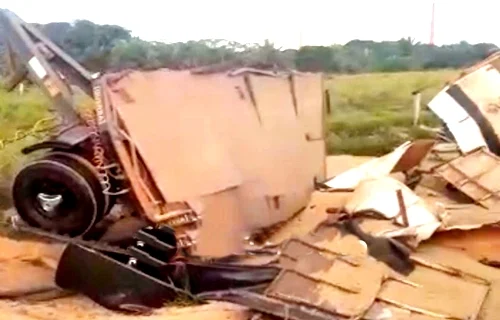 Carreta tomba na Estrada da Penal após motorista perder controle da direção - VÍDEO