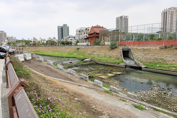 台中大里旱溪排水水利園區(藍花楹公園)水岸步道、雲彩橋散步好去處