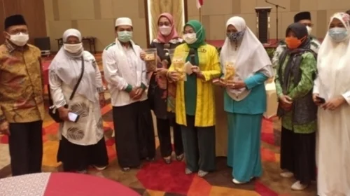 Menaker RI Ida Fauziah Apresiasi Produk Makanan Ubi Pisang yang Dikembangkan Fatayat NU Padang Pariaman.