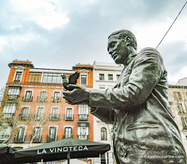Estátua de García Lorca na Plaza de Santa Ana em Madri