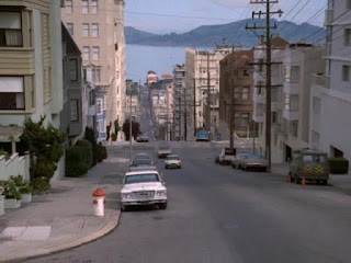 Estado de la calzada y detalle de la bonita flagoneta a la derecha - Las calles de San Francisco - Episodio Piloto
