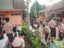 Dahsyatnya Semangat Para Siswa Gotong Royong Membersihkan ...