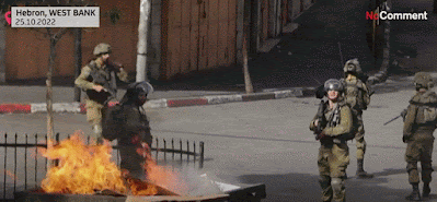 des soldats israéliens qui essayent de maintenir l’ordre à Hébron en Cisjordanie