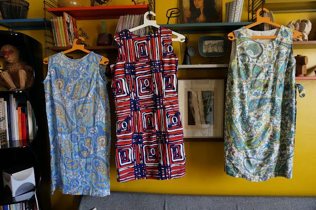des robes à gogo : paisley , géométrique , floral .   70s shift dresses