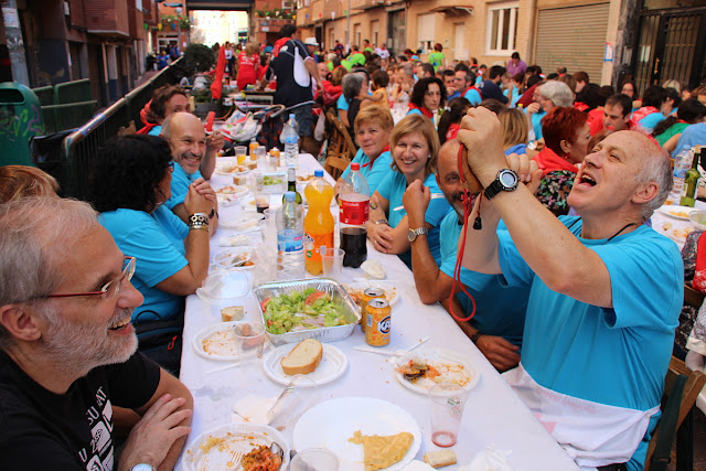 Las calles y plazas de Rontegi se llenan con la multitudinaria comida popular de fiestas