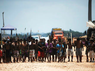 Cerca de 200 indígenas, ribeirinhos, pescadores e agricultores do rio Xingu estão no canteiro de obras de Belo Monte desde o dia 8 de outubro. (Foto: Lunae Parracho /Reuters)