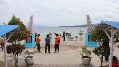 Hari Raya Idul Fitri, Pantai Pasir Putih Parparean Mulai Ramai Dikunjungi 