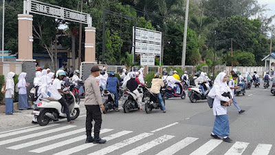 DOKUMENTASI SATPAM SMA NEGERI 1 BIREUEN SAAT MENGATUR LALU LINTAS