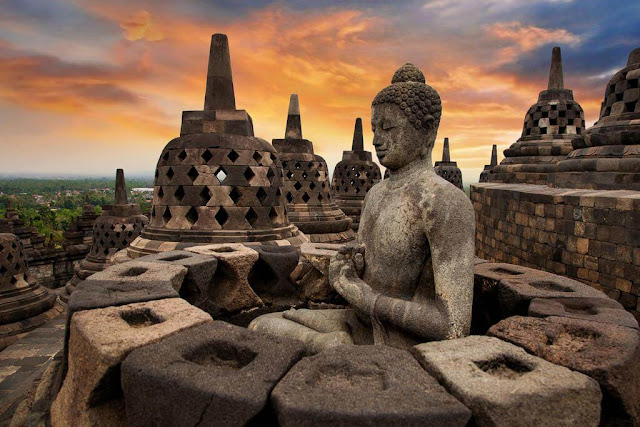 Trong khi Shwedagon tỏa sáng lấp lánh, ngôi chùa Borobodur lại có phần trầm bình hơn. Tọa lạc tại thung lũng Java ở Indonesia, Borobodur khoác lên mình lớp áo tối màu của đá với dáng vẻ an yên. Được xây dựng theo truyền thống Đại thừa vào khoảng năm 800 sau Công nguyên, đây là tượng đài Phật giáo lớn nhất thế giới.    Nổi tiếng với những chiếc chuông bằng đá và tượng Phật chạm khắc nhìn thẳng ra thung lũng, thật khó tin rằng kiến trúc đồ sộ này lại nằm ẩn mình trong nhiều thế kỷ dưới lớp tro núi lửa và rừng rậm. Giờ đây, Borobudur là một địa điểm hành hương phổ biến của các Phật tử, khách du lịch và là niềm tự hào của người Indonesia.
