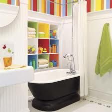 Łazienka z kolorowymi dodatkami.