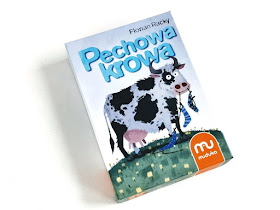 na zdjęciu pudełko gry pechowa krowa a na okładce krowa, trzymająca w pysku sznur na pranie z przyczepionymi do niego skarpetami