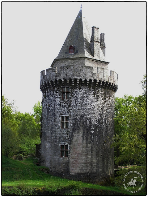 ELVEN (56) - Château-fort de Largoët : Tour ronde (XVe siècle)