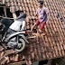 Viral 2 Remaja Perempuan Berboncengan Motor Nyangkut di Atap Rumah Warga, Evakuasi Dramatis