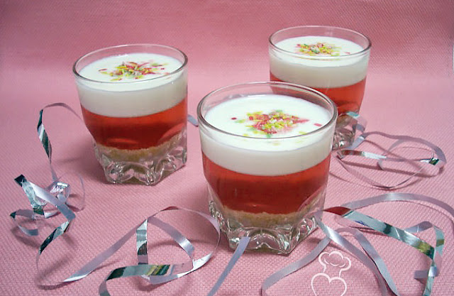 Vasitos de gelatina con yogur
