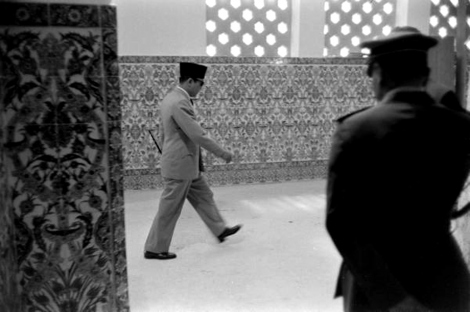 Photo Bung Karno Saat Melakukan Sholat Di Amerika [ www.BlogApaAja.com ]