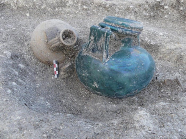 Γυάλινη τεφροδόχος και αγγείο που βρέθηκαν στον αρχαιολογικό χώρο. [Credit: Sandrine Thiol, France’s National Institute of Preventive Archeology (INRAP)]