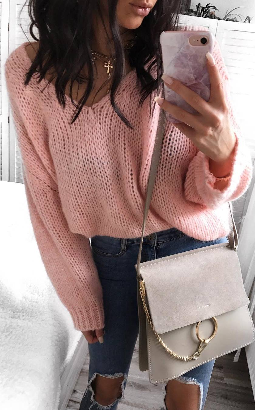 pretty cool winte outfit / pink sweater + ripped jeans + bag