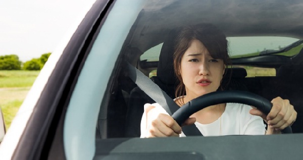 foto wanita mengemudi mobil