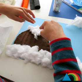 Creando collage de invierno con fieltro y algodón