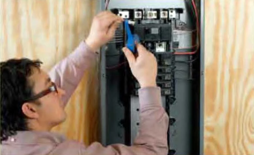 Instalaciones eléctricas residenciales - Haciendo empalmes dentro del centro de carga