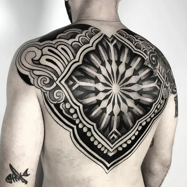 La espalda tatuada con formas fractales