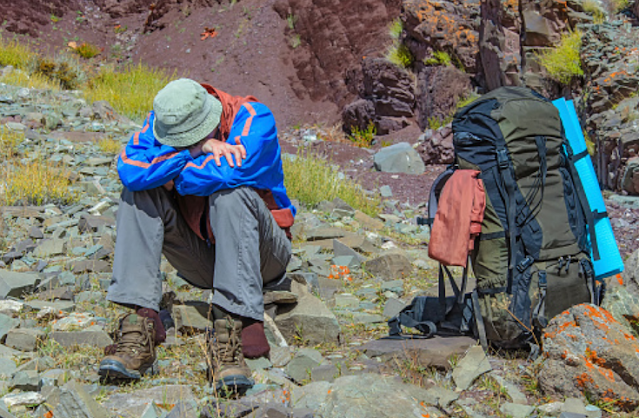 Penyakit Altitude Sickness atau Penyakit Ketinggian Pengertian Altitude Sickness Altitude sickness atau penyakit ketinggian adalah kondisi tidak normal yang terjadi pada tubuh ketika berada di tempat dengan ketinggian tinggi. Penyakit gunung akut alias Acute Mountain Sickness (AMS) adalah bentuk peling umum dari penyakit ketinggian.  Tanda dan Gejala Altitude Sickness Gejala altitude sickness dapat berupa sakit kepala, mual, muntah, sesak napas, kesulitan tidur, pusing, kelelahan. Gejala yang ada biasanya bertahan selama 6-48 jam setelah pendakina. Dalam beberapa kasus yang langka, altitude sickness dapat pula menyebabkan akumulasi cairan pada otak dan paru-paru (pulmonary edema and cerebral edema), menyebabkan berbagai penyakit serius lain seperti : Terdengar suara laiknya kertas yang ditarik saat bernapas. Kesulitan bernapas yang sangat parah. Batuk dengan cairan merah muda, berbusa. Linglung dan kesulitan berjalan. Kebingungan yang dapat menyebabkan kehilangan kesadaran. Gejala-gej ala tersebut menunjukkan status pasien yang telah menyentuh ambang kritis dan perlu segera ditangani oleh pegawai medis. Selain itu, masih terdapat juga beberapa ciri dan gejala yang tidak disebutkan di atas. Apa bila memiliki sebuah keluhan silahkan konsultasikan ke dokter.  Penyebab Altitude Sickness Saat berada pada suatu titik lokasi dengan ketinggian yang lebih tinggi, kadar oksigen pada udara akan berkurang. Sedangkan, tubuh akan berusaha untuk menyesuaikan detak jantung dan pernapasan lebih cepat untuk menjaga penyebaran oksigen yang dibutuhkan tubuh. Apabila melakukan pendakian secara terlalu cepat dalam waktu pendek, tubuh tidak akan dapat beradaptasi dengan baik, maka dari itu altitude sickness dapat muncul.  Faktor Risiko Altitude Sickness Beberapa faktor berisiko di bawah ini dapat memengaruhi kemungkinan terkena altitude sickness, di antaranya : Usia Orang yang muda lebih sering terkenan efek altitude sickness dibanding orang tua. Habitat Apabila tinggal di wilayah dataran rendah, seperti perkotaan pada dataran rata yang berada di dekat pantai dan tidak pernah mendaki gunung. Daya tahan tubuh tidak baik Pernah terkena penyakit paru-paru  Nah itu dia bahasan dari penyakit altitude sickness atau penyakit ketinggian. Melalui penjelasan di atas bisa diketahui mengenai pengertian, tanda dan gejala, penyebab, dan faktor risiko dari penyakit ini. Mungkin hanya itu yang bisa disampaikan di dalam artikel ini, mohon maaf bila terjadi kesalahan di dalam penulisan, terimakasih telah membaca artikel ini."God Bless and Protect Us"