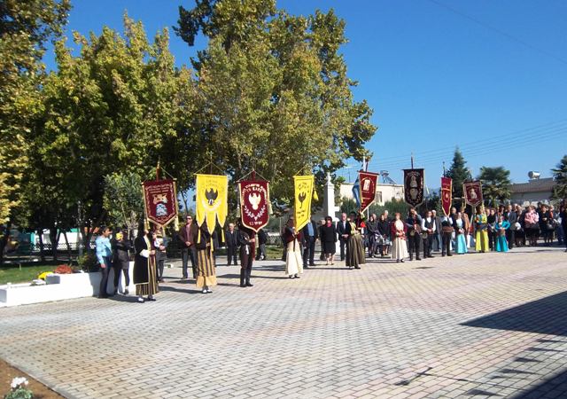 Η Ελληνική, η Ποντιακή και η σημαία της Μακεδονίας υψώθηκαν στο Μικροχώρι Δράμας