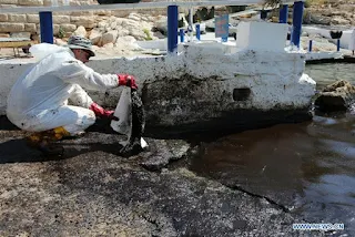 Greece struggles to clean up oil spill