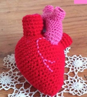 http://translate.google.es/translate?hl=es&sl=en&tl=es&u=http%3A%2F%2Flabeletterose.blogspot.fr%2F2014%2F01%2Fvalentine-crochet-diy-here-is-my-heart.html