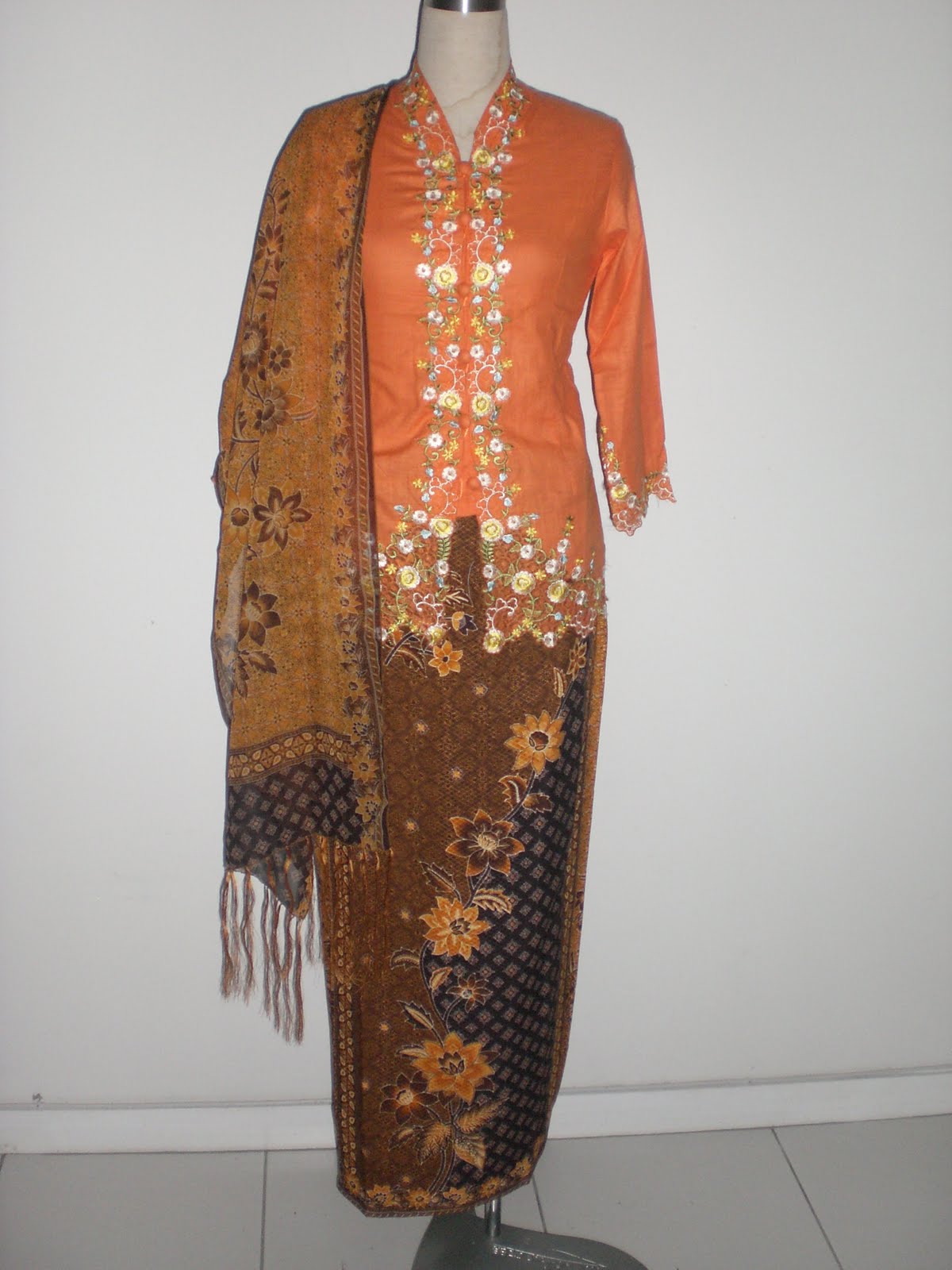 LA CHIC BUTIK BAJU  KEBAYA