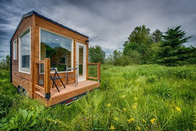 10-Front-View-Backcountry-Architecture-with-a-Cosy-Tiny-House-www-designstack-co